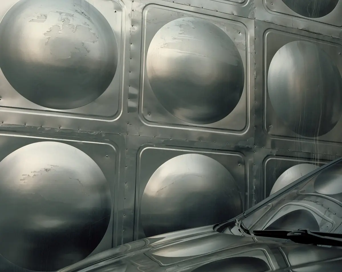 Panneau d'isolant en aluminium posé sur un mur, un des postes analysés par l'audit
