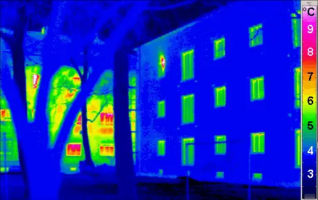 Thermographie comparant une maison isolée et une maison non isolée
