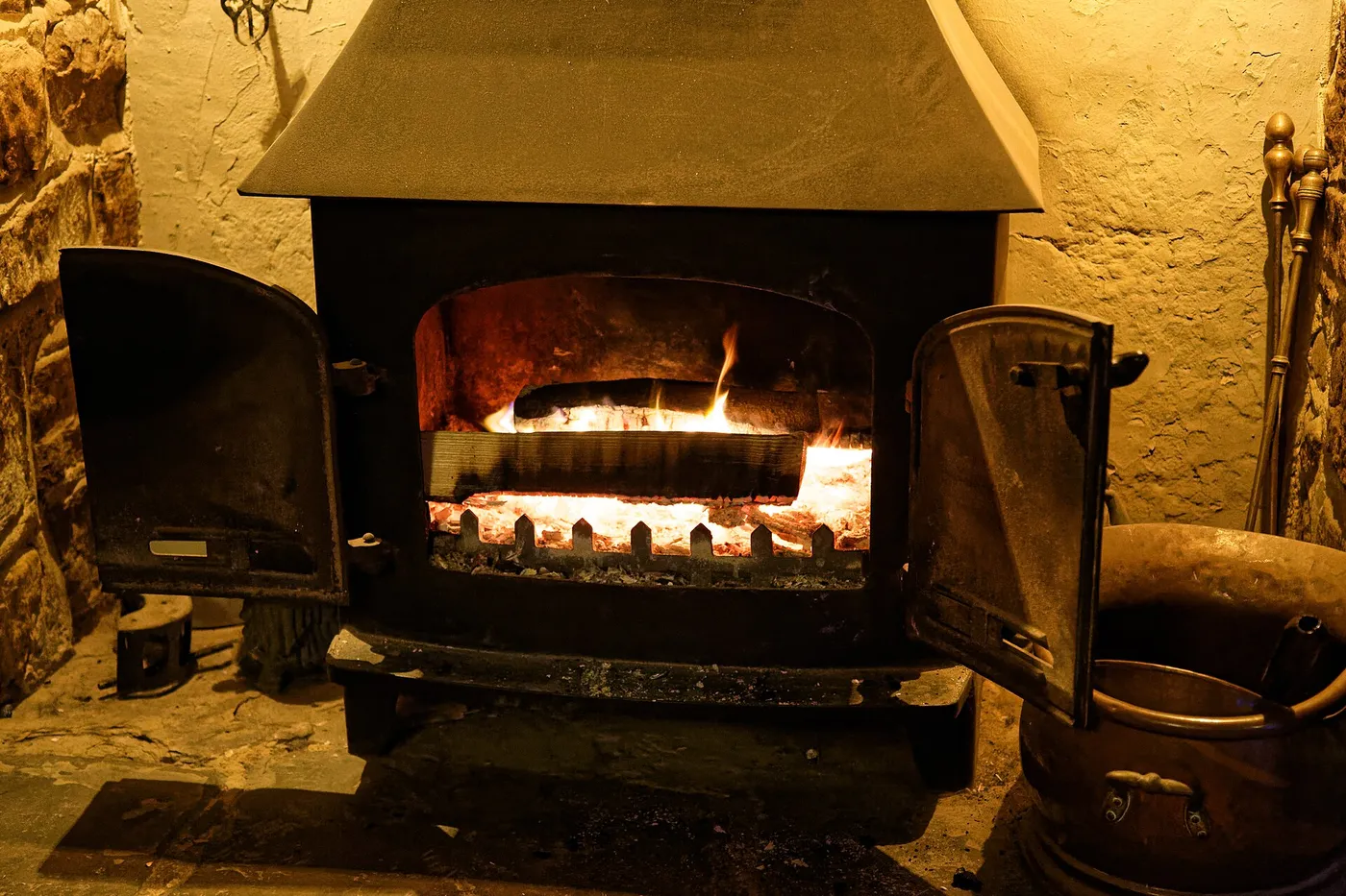 Poêle à bois bouilleur, étanche ou ventilés : lequel choisir ?